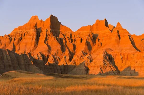 Präriegräser Und Zinnen Bei Sonnenuntergang Badlands Nationalpark South Dakota Usa — Stockfoto