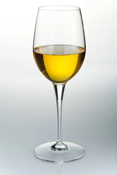 Glas Witte Wijn Een Lichte Achtergrond — Stockfoto