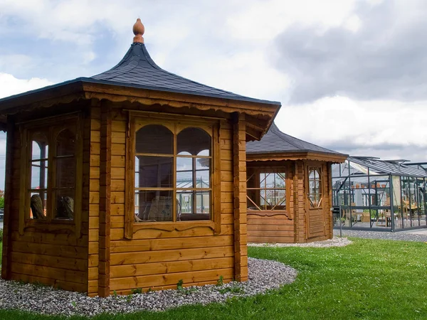 Bellissimo Giardino Design Vetro Legno Classico Gazebo Padiglione Con Mobili — Foto Stock