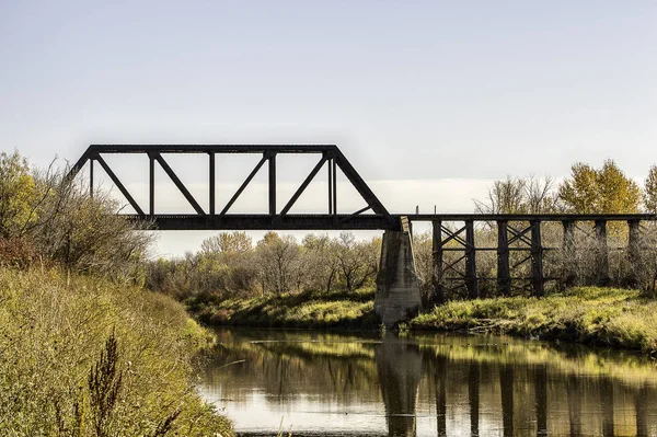 Puente Ferroviario Que Cruza Estrecho Río Batalla Saskatchewan — Foto de Stock