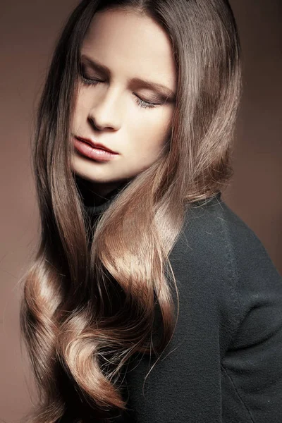Parlak Uzun Saçlı Genç Güzel Kadın Portresi — Stok fotoğraf