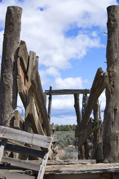 Pionowy Wizerunek Zajrzeć Starej Drewnianej Rynny Załadunkowej Centralnej Pustyni Oregon — Zdjęcie stockowe