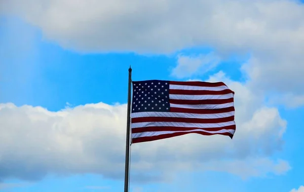 Amerikanska Flaggan Blåser Vinden — Stockfoto