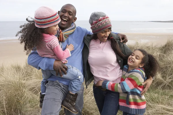 Family Walking Dunes Winter Beach — Stock Photo, Image