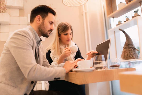 Twee Jonge Ondernemers Die Bezig Met Laptop Een Pauze Café — Stockfoto