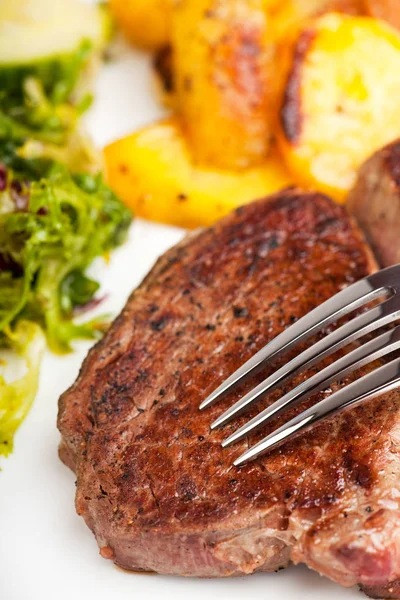 Gros Plan Une Fourchette Argentée Sur Steak — Photo