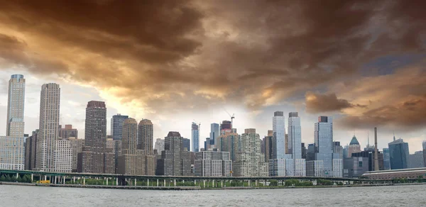 Panoramautsikt Över Manhattan Östra Sidan Med Mulen Himmel — Stockfoto