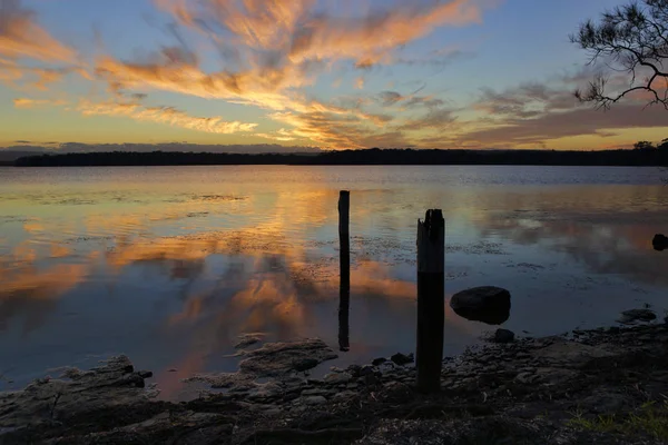 Lugn Vid Solnedgången Med Reflektioner Stilla Vattnet — Stockfoto