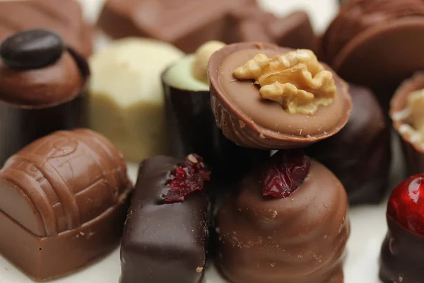 Розкішні Бельгійські Шоколадні Праліни Прикрашені Фруктами Горіхами — стокове фото