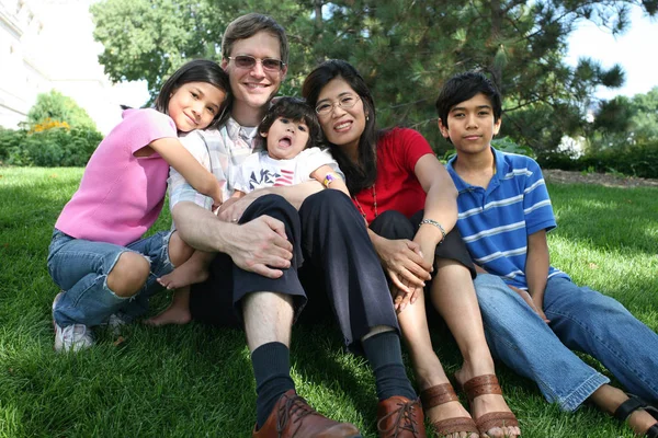 Grande Família Multirracial Sentado Gramado — Fotografia de Stock