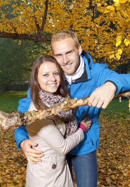 Portrait Jeune Couple Heureux Dans Parc Embrassant Souriant — Photo