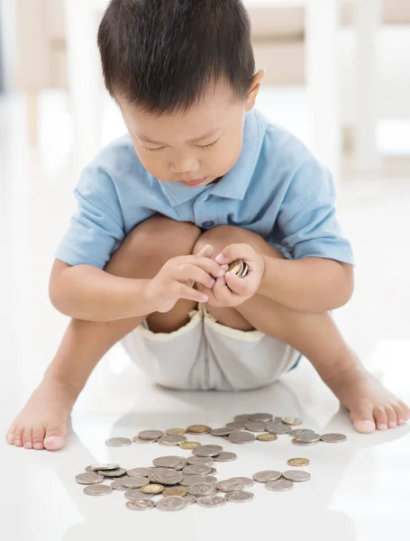 Азиатский Мальчик Хранит Монеты Дома Концепция Фонда Детского Образования — стоковое фото