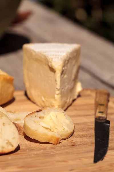 Pan Francés Queso Brie Triple Crema Una Tabla Cortar Con — Foto de Stock