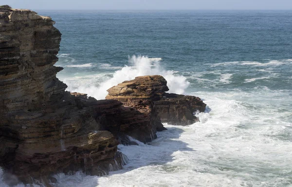 Oceano Selvagem Salpicar Água Para Rochas Costa Oeste Portugal — Fotografia de Stock