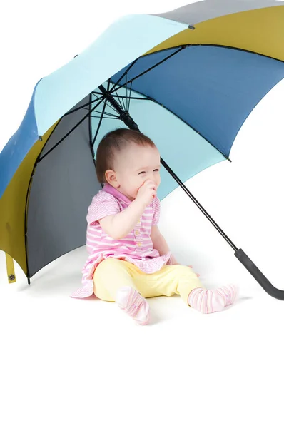 Strzał Cute Dziewczynka Siedzi Uner Parasol — Zdjęcie stockowe
