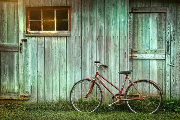 Παλιό Ποδήλατο Ακουμπάει Grungy Αχυρώνα — Φωτογραφία Αρχείου