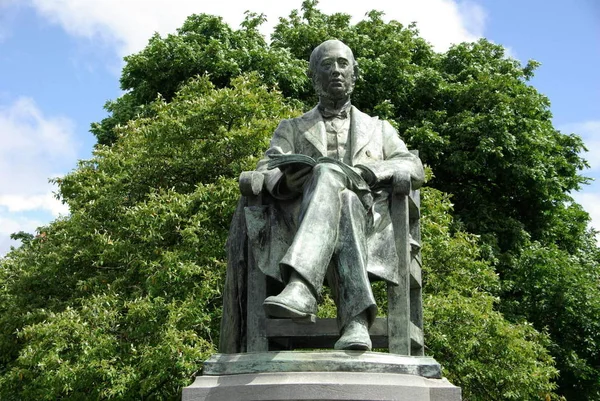 Una Estatua Trinity College Dublín Irlanda — Foto de Stock