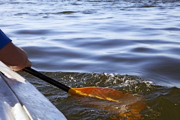 Kajak Paddel Auf Der Seite Eines Bootes Auf Stillem Flusswasser — Stockfoto