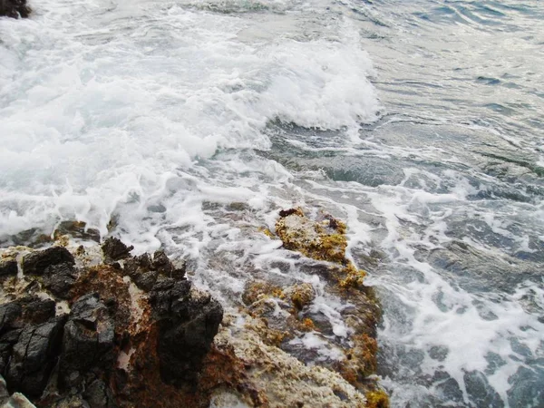 Onde Acqua Mare Colpiscono Una Roccia Sulla Costa Creta Modellando — Foto Stock