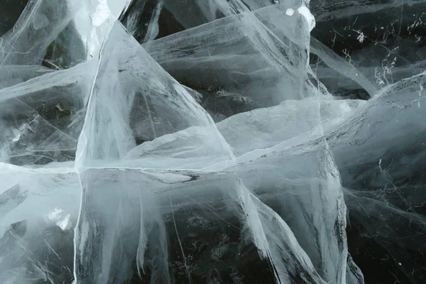 手紙を思い出させる凍った川にひびの入った氷の奇妙な形 — ストック写真