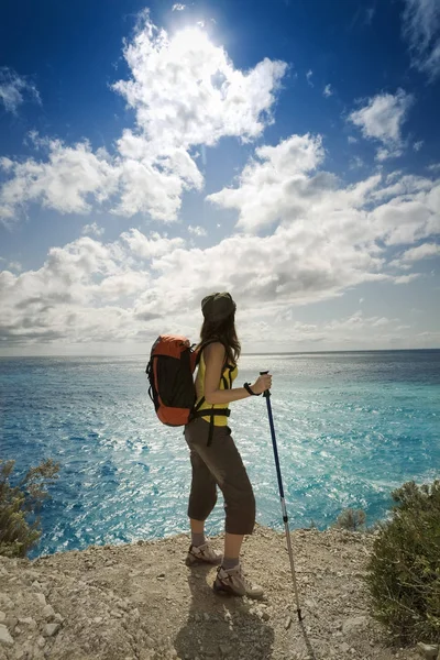 Giovane Donna Escursionismo Guardando Cielo — Foto Stock