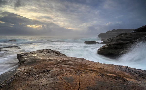 Moody Gündoğumu Vahşi Dalgalar Little Bay Nsw Avustralya Kıyı Kırbaçlama — Stok fotoğraf