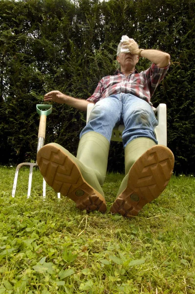 Nach Einem Anstrengenden Nachmittag Beim Umgraben Fällt Ein Gärtner Erschöpft — Stockfoto