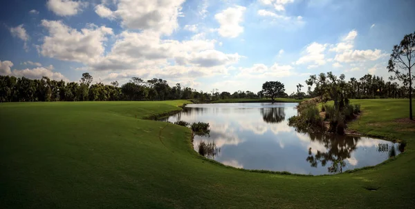 Estanque Césped Verde Exuberante Campo Golf Con Árboles — Foto de Stock