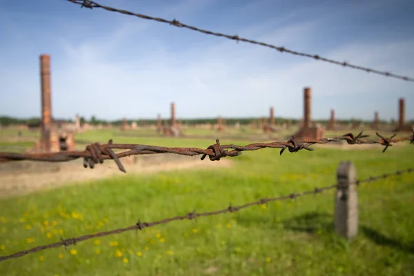 Alambre Púas Chimenea Fondo Auschwitz Birkenau — Foto de Stock
