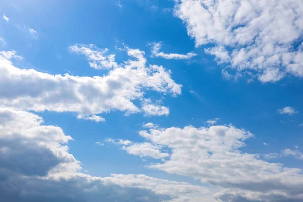 Άσπρα Σύννεφα Μπλε Φόντο Του Ουρανού — Φωτογραφία Αρχείου