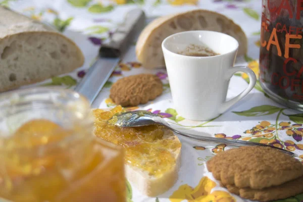 Italský Stůl Ráno Chleba Marmeládu Espresso Sušenky — Stock fotografie