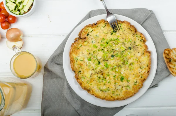 Omelett Med Zucchini Och Mozzarella Ost Lök Färsk Apelsinjuice Och — Stockfoto