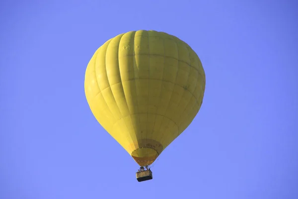 Hete Lucht Ballon Een Blauwe Lucht — Stockfoto