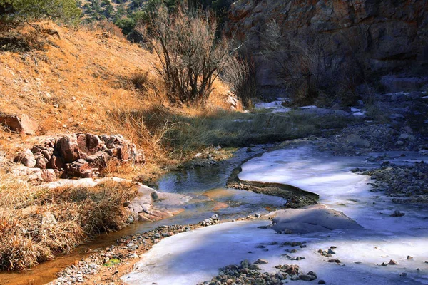 Eisglatter Bach Schlängelt Sich Durch Winterlandschaft — Stockfoto