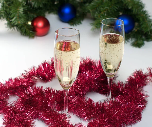 Due Bicchieri Champagne Gli Ornamenti Anno Nuovo — Foto Stock