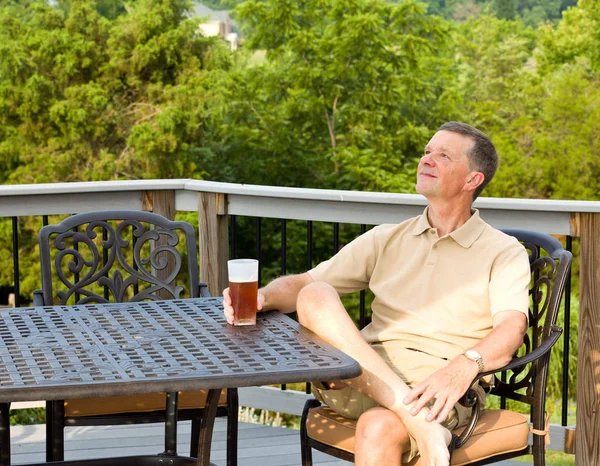 Homme Âge Moyen Assis Sur Une Table Jardin Fonte Aluminium — Photo