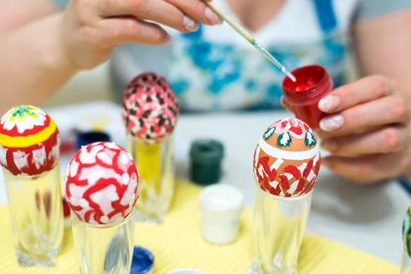 Donna Dipinge Uova Pasqua Con Pennello — Foto Stock