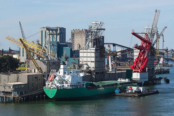 港口的谷物升降机 带码头和起重机 用于转运和装载船舶 — 图库照片