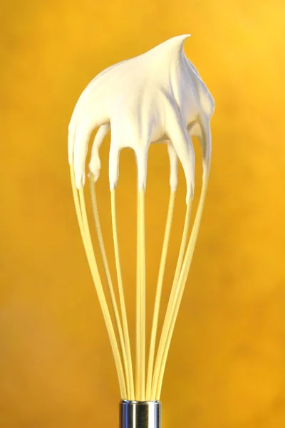 Whisk Com Chantilly Cima — Fotografia de Stock