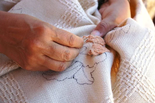 妇女使用明亮的羊毛纱线刺绣织物 — 图库照片