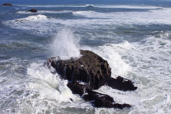 Πολλά Κύματα Υψηλή Παλίρροια Σπάσει Ένα Βράχο Στη Μέση Του — Φωτογραφία Αρχείου