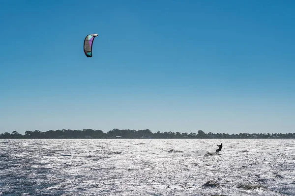 Kiteboarder Disfrutar Del Surf Día Soleado — Foto de Stock