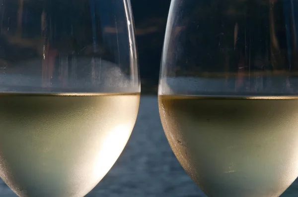 Gros Plan Deux Galsses Remplies Vin Blanc Avec Lac Arrière — Photo