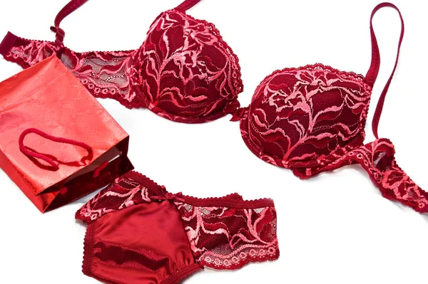 Laço Vermelho Lingerie Sedosa Perto Caixa Presente Vermelho Sobre Branco — Fotografia de Stock