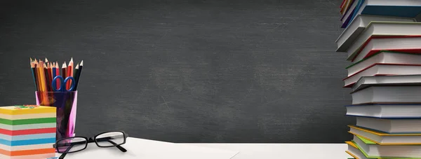 Студенческий Стол Черном Фоне — стоковое фото