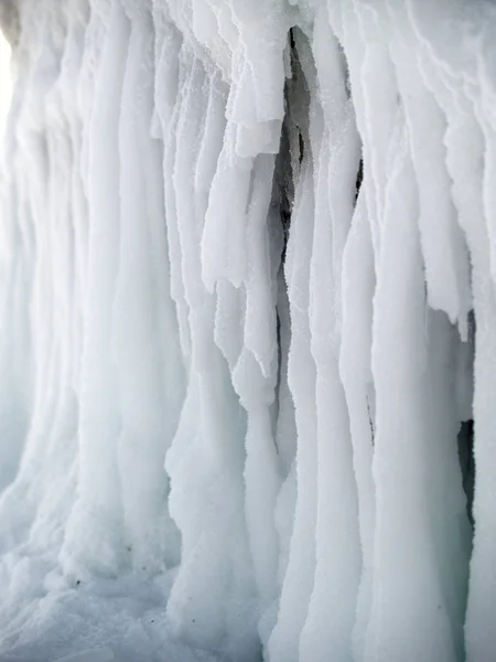 日の出時の氷の石を持つ海岸線 — ストック写真