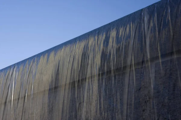 Фонтанна Вода Тече Гранітній Стіні Під Блакитним Небом — стокове фото