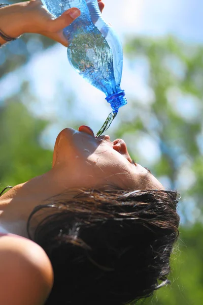 Mujer Joven Bebiendo Agua Aire Libre Ella Tiene Sed Vista — Foto de Stock
