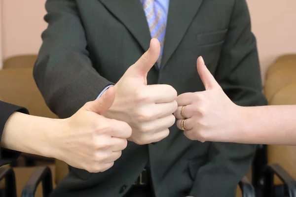 Team Gut Gelaunter Geschäftsleute Zeigt Daumen Hoch — Stockfoto