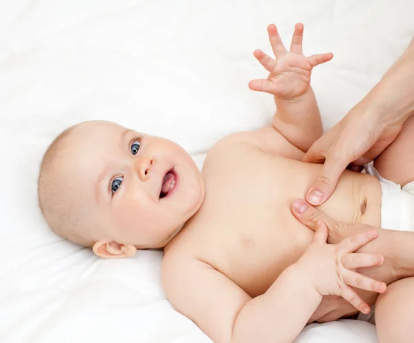 Mutter Massiert Ihr Kind Seichter Fokus — Stockfoto